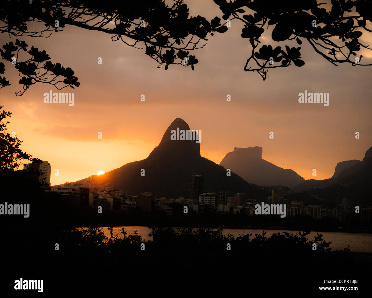 Morro Dois Irmaoes von Lagoa Rodrigo de Freitas bei Sonnenuntergang in Rio de Janeiro, Brasilien gesehen Stockfoto