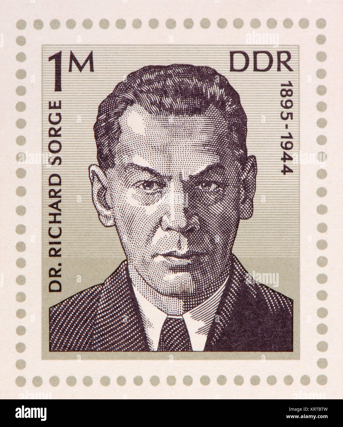 Ddr (DDR) Briefmarke (1976) auf einem minisheet: Richard Sorge (1895-1944), sowjetische Militär Intelligence Officer, undercover Journalist. "Held Stockfoto