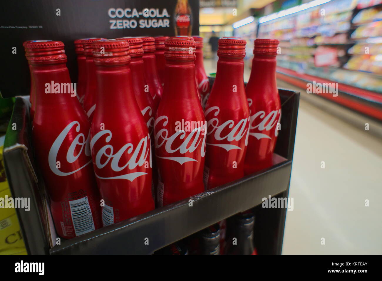Sixpacks von Mini-Dosen Coca-Cola in einem Supermarkt am Samstag, 13.  August 2016 in New York. (© Richard B. Levine Stockfotografie - Alamy