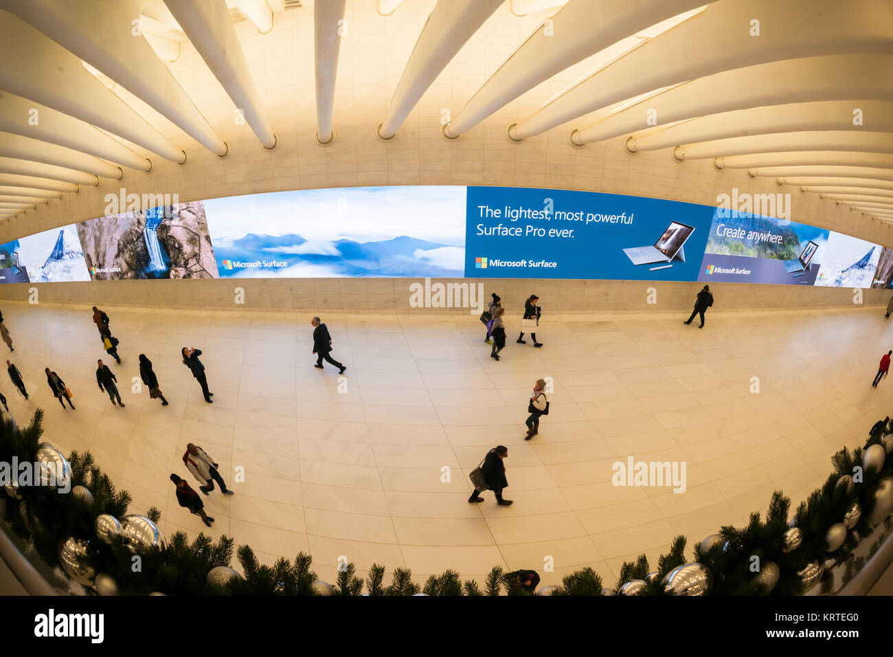 Microsoft Surface Werbung in der Westfield Mall in der Oculus im World Trade Center Verkehrsknotenpunkt in Lower Manhattan in New York am Mittwoch, 20. Dezember 2017. (© Richard B. Levine) Stockfoto