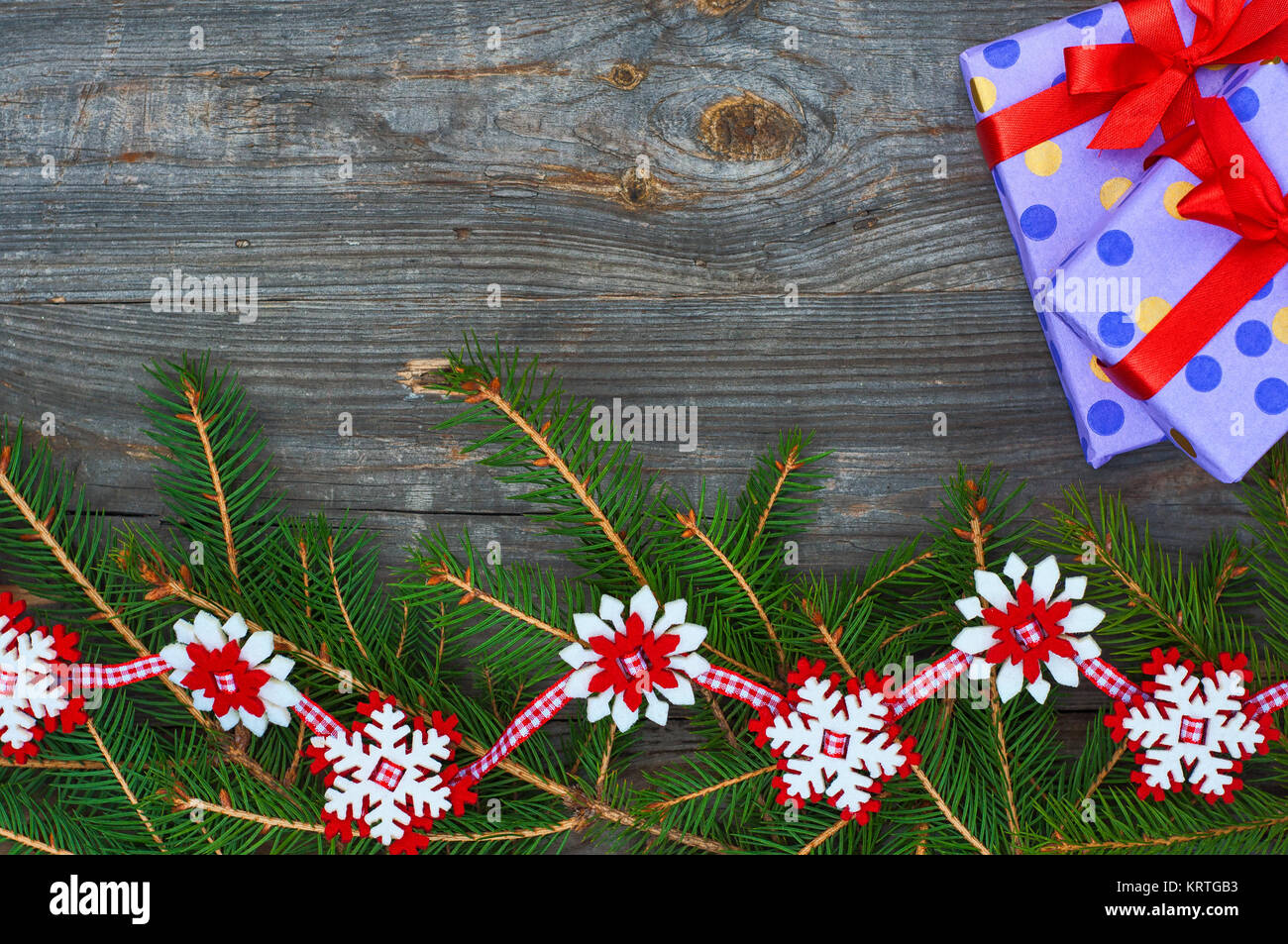 Weihnachten Hintergrund mit Zweigen von Tanne und Dekorationen Stockfoto