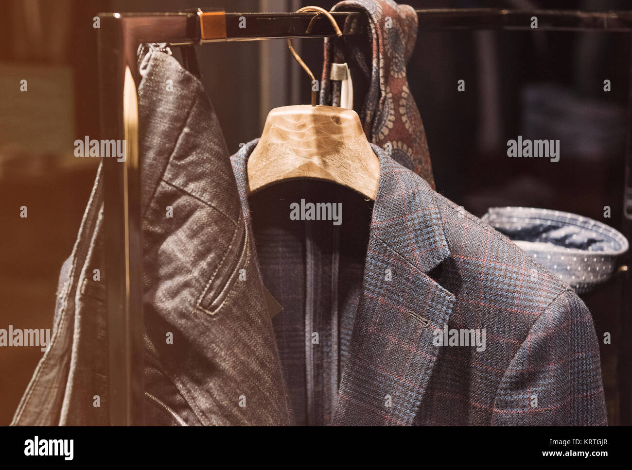 Elegante Kleidung der Männer in einem Fashion Store Stockfoto