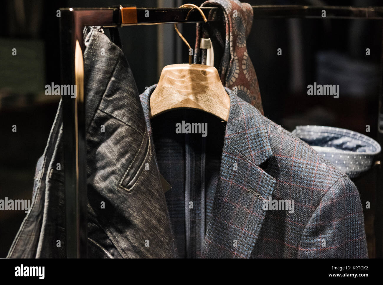 Elegante Kleidung der Männer in einem Fashion Store Stockfoto