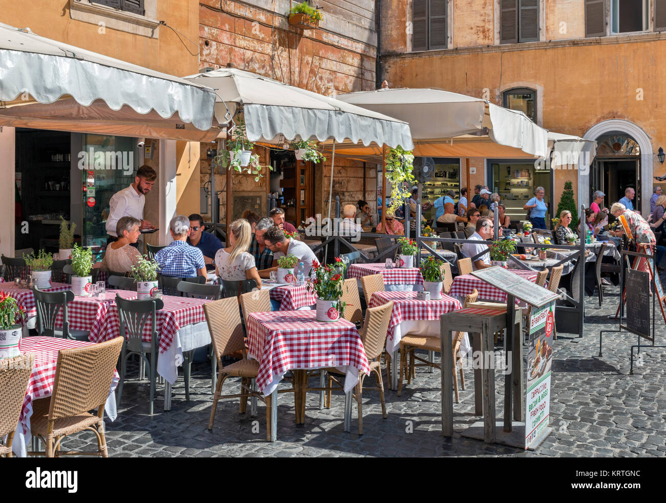 Bürgersteig Restaurant an der Piazza della Rotonda im centro storico, Rom, Italien Stockfoto