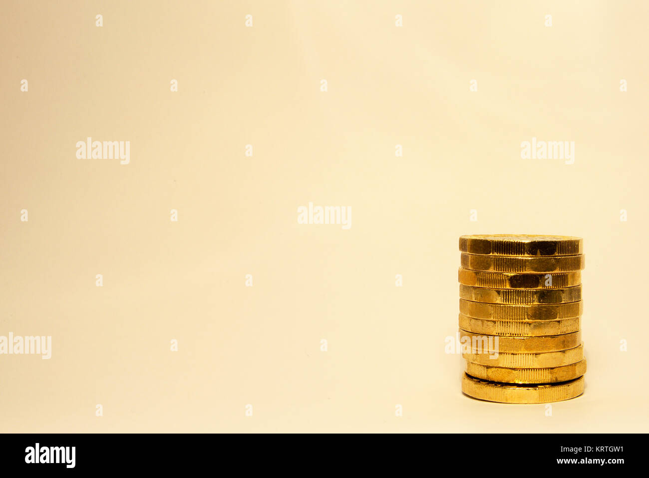 Sterling. 1 £-Münzen. Pfund-Münzen stapeln. Stapel von einem Pfund Münzen. Zehn Münzen. 10 Pfund. Englisches Geld. Einfacher Hintergrund Stockfoto