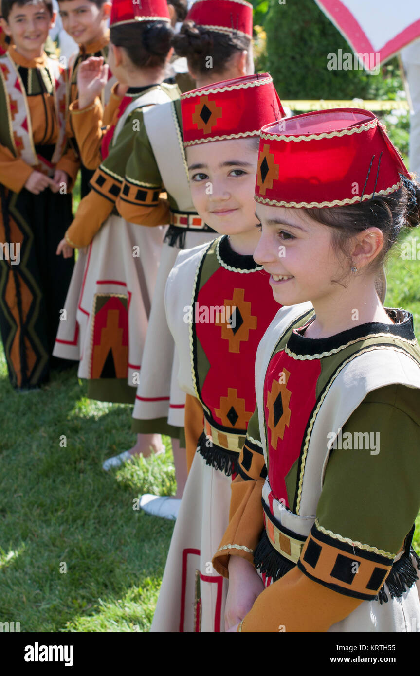 Eine Gruppe von Kindern aus traditionellen armenischen Tanz Kostüme gekleidet warten Ihre Leistung während der eriwan Jubiläumsfeiern zu starten. Stockfoto