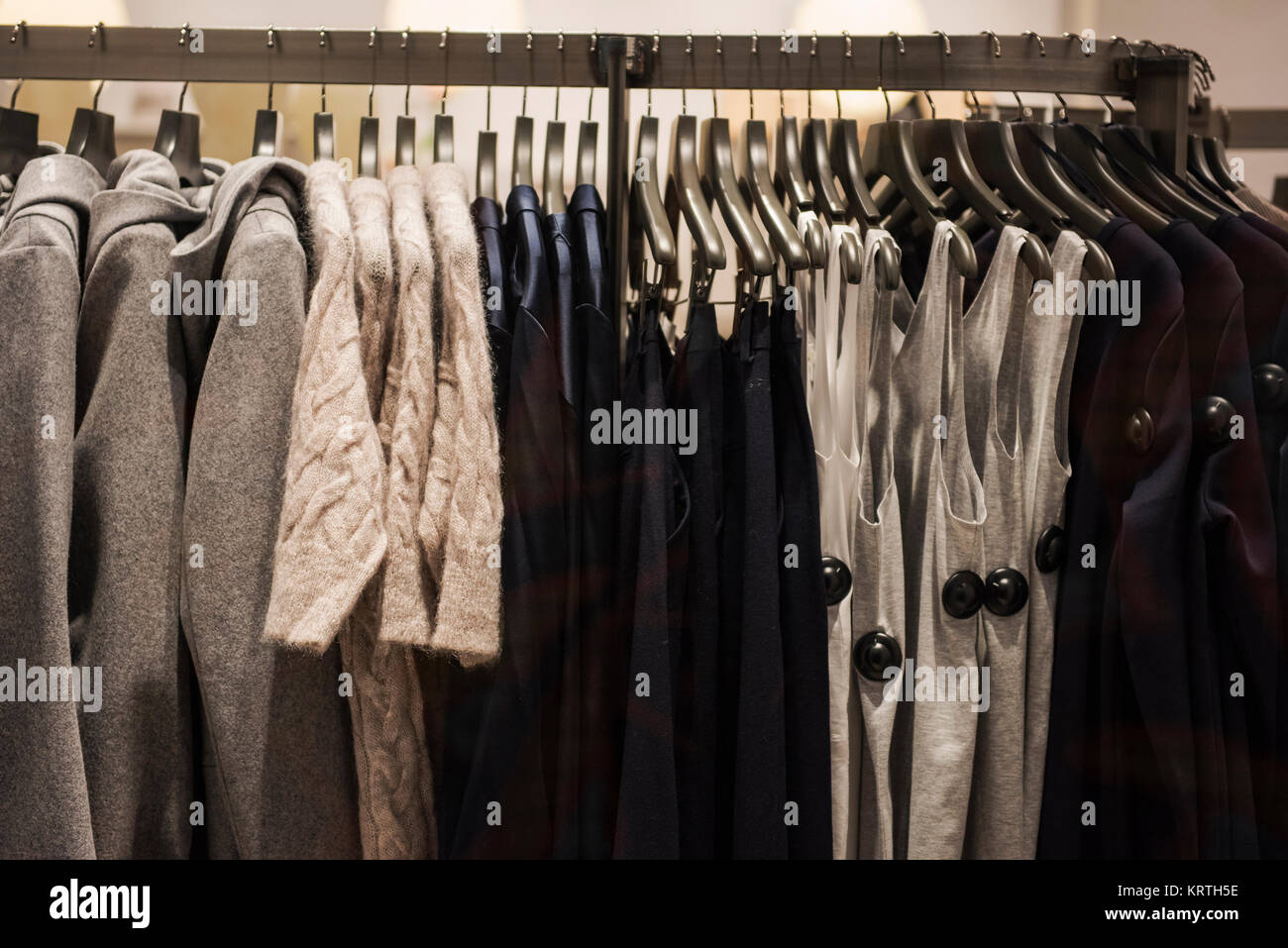 Bunte Kleidung in ein Modegeschäft in Mailand Stockfoto
