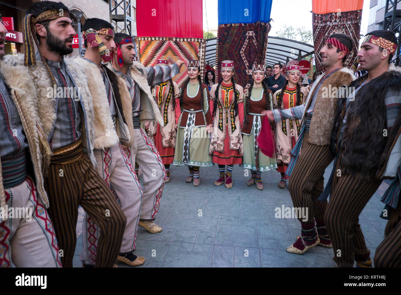 Eine Gruppe von Tänzern einen traditionellen armenischen Tanz in den Straßen von Eriwan während der jubiläumsfeierlichkeiten der Stadt Stockfoto