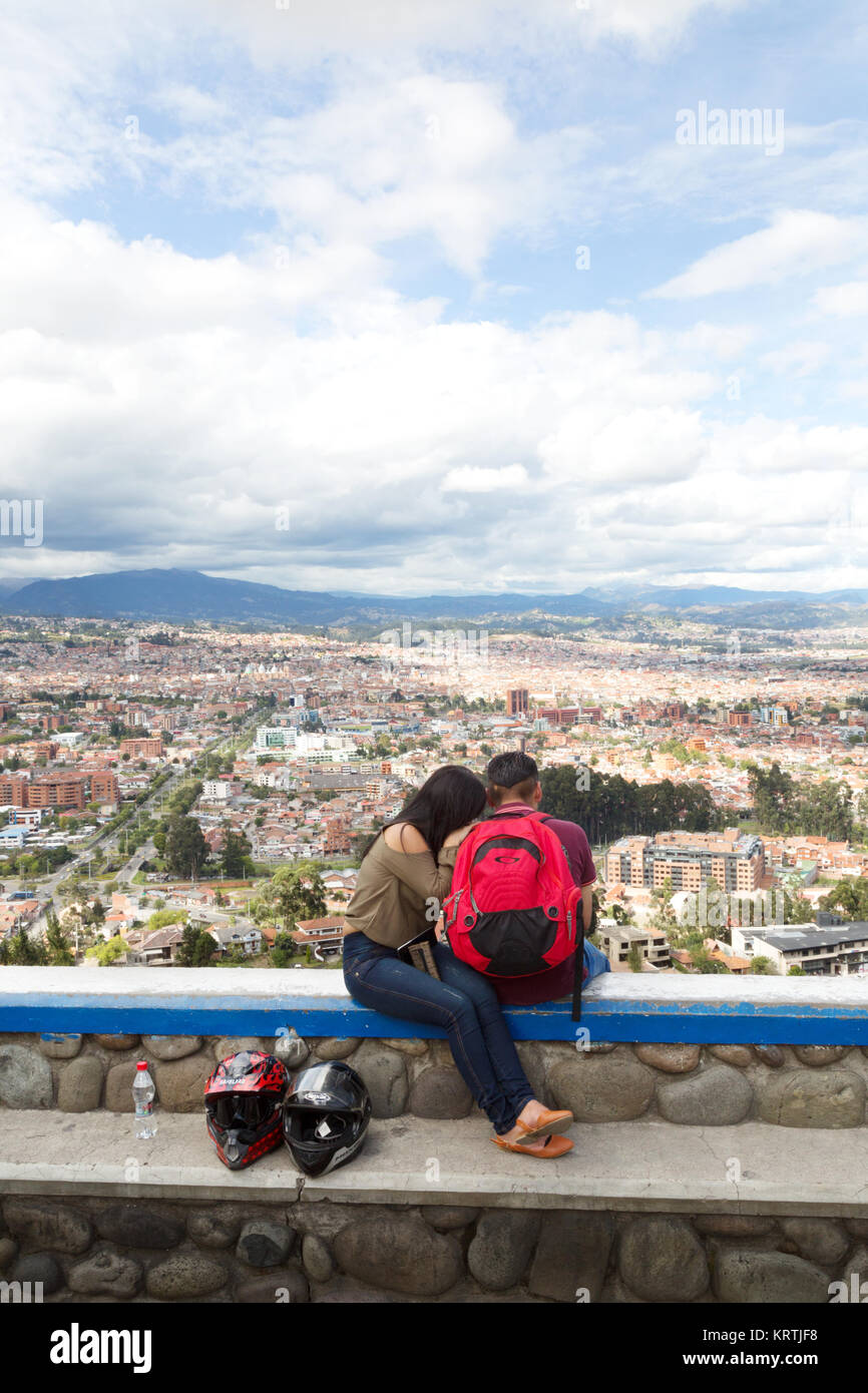 Ein Paar an einem Aussichtspunkt in Turi mit Blick auf die Stadt Cuenca, Ecuador, UNESCO-Weltkulturerbe, Ecuador Südamerika Stockfoto