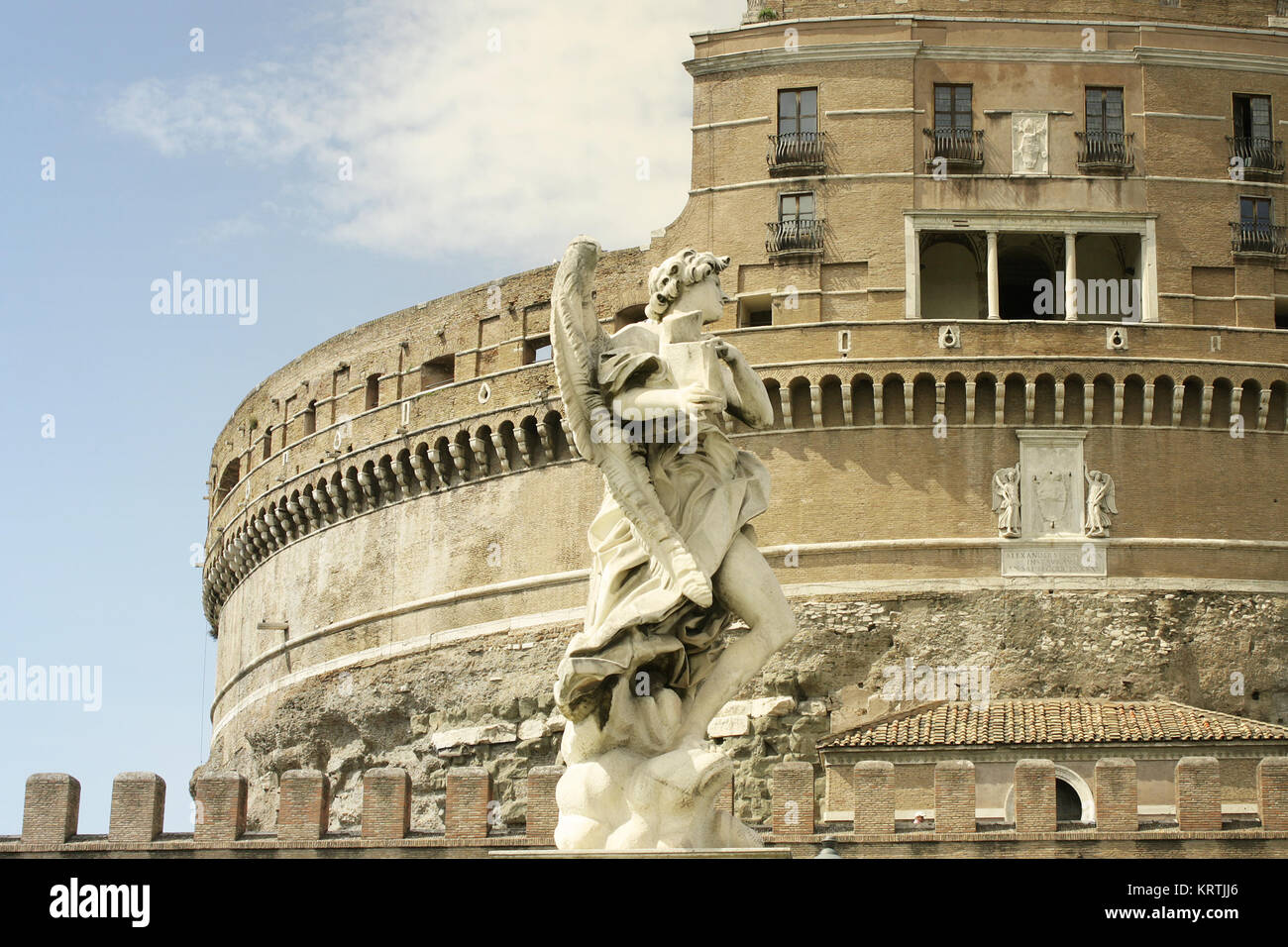 Wunderbaren Details eines Engels Statue mit dem wunderschönen Schloss der Heiligen Engel in Rom Stockfoto