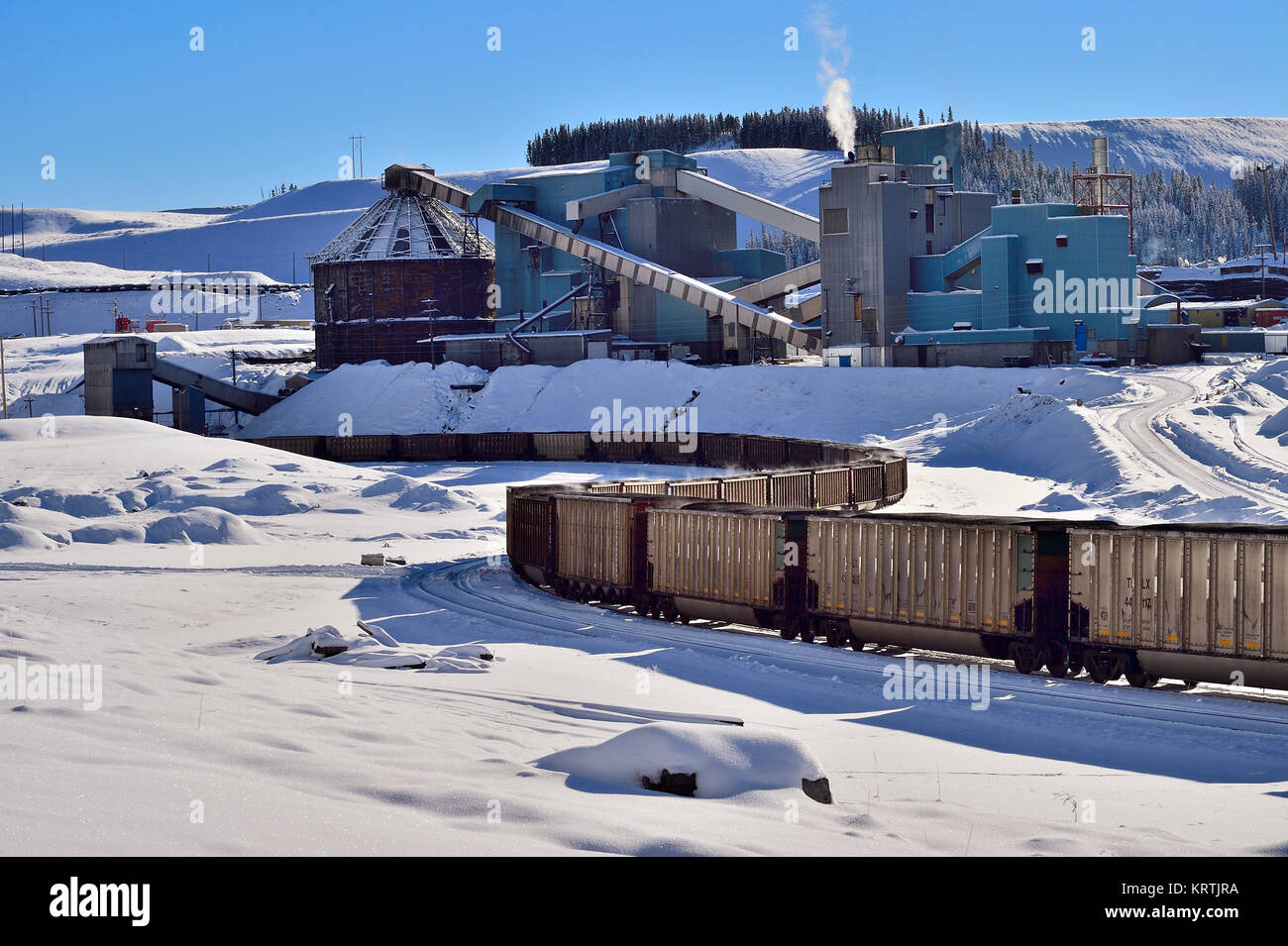 Schiene Autos, die mit Kohle aus einer Mine in der Nähe von Cadomin Alberta Kanada geladen Stockfoto