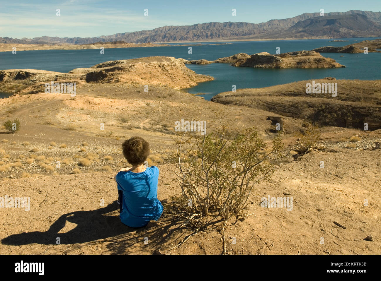 Frau sitzt am Strand am Lake Mead National Recreation Area Nevada, USA. Stockfoto