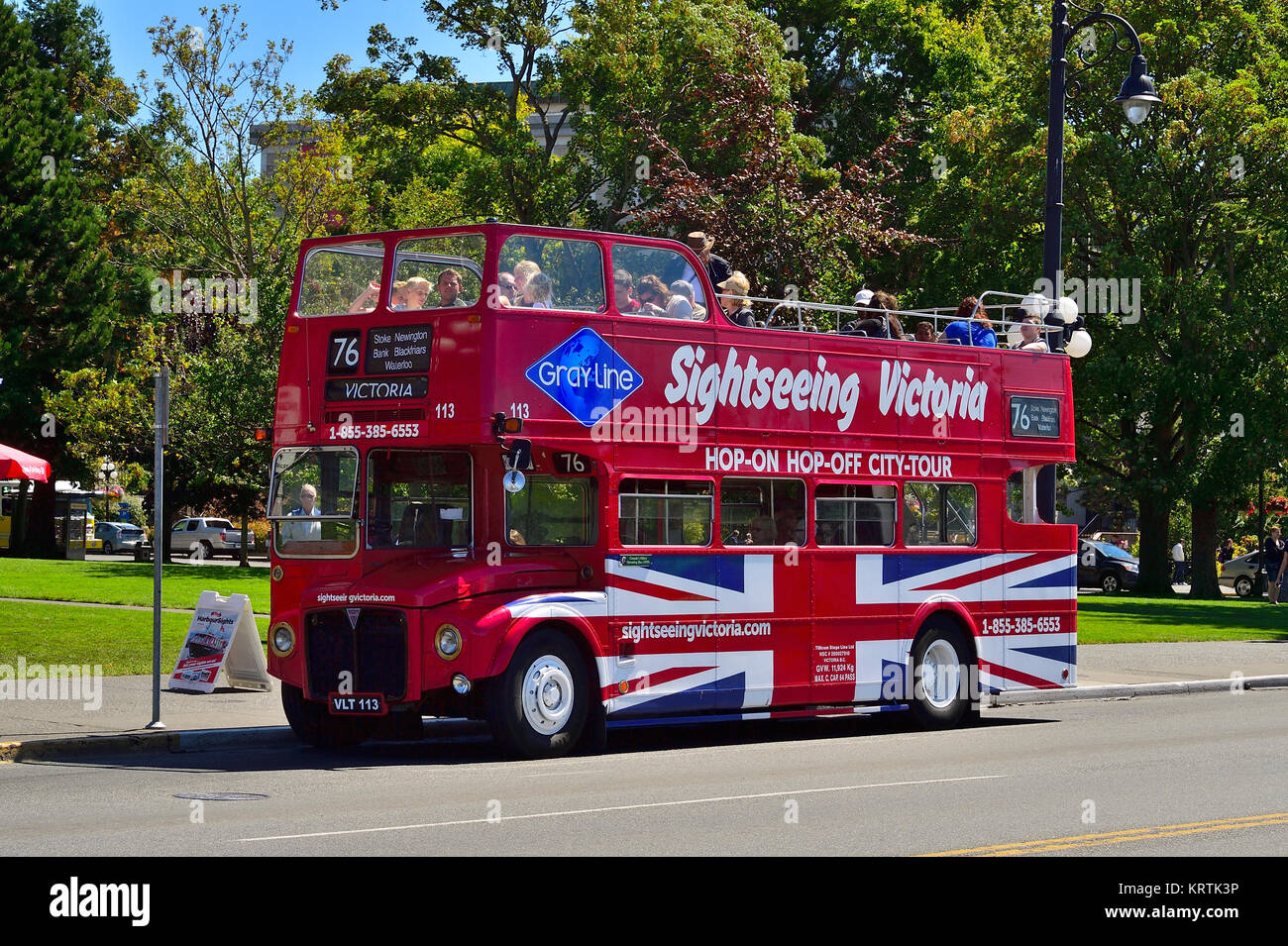 Eine rote Doppeldecker Sichtung Bus mit Touristen auf der Straße in Victoria auf Vancouver Island, British Columbia Kanada. Stockfoto