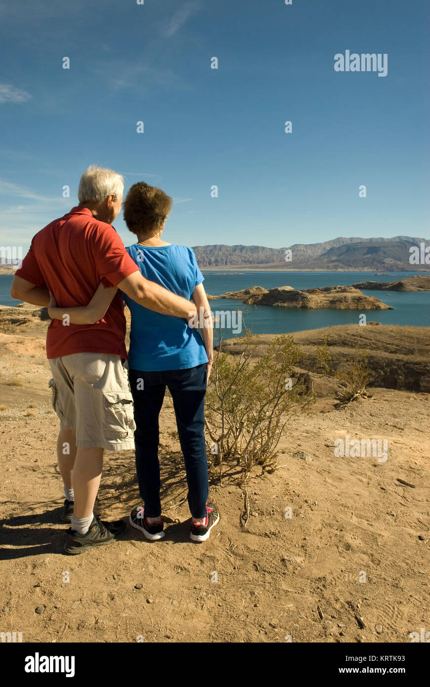 Paar steht auf Strand am Lake Mead National Recreation Area Nevada, USA. Stockfoto
