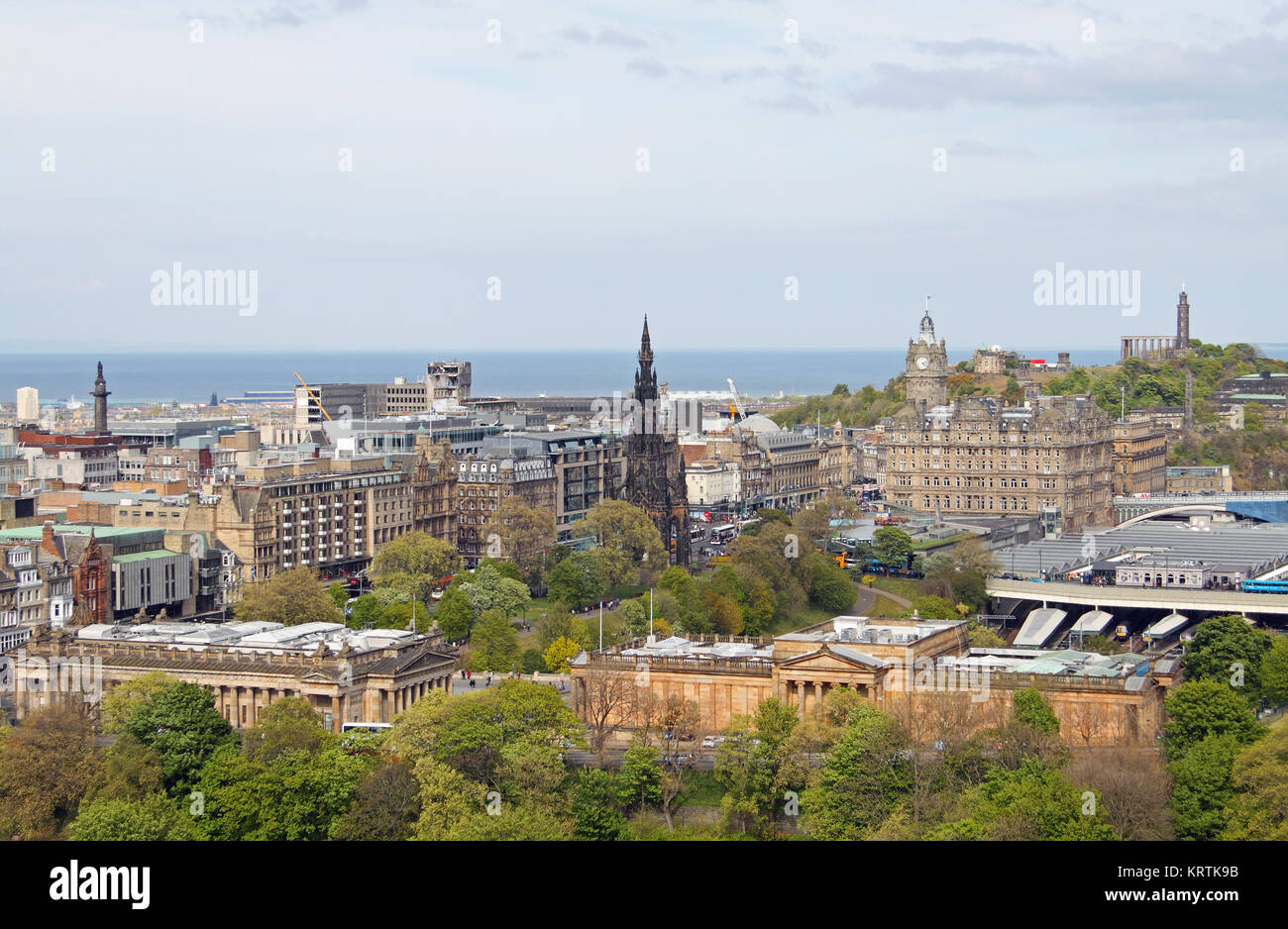 Blick vom Schloss Edinburgh in Richtung Calton Hill, Firth-of-Forth, Scott Monument, Balmoral Hotel und den Bahnhof Waverley, Edinburgh, Schottland, Großbritannien Stockfoto