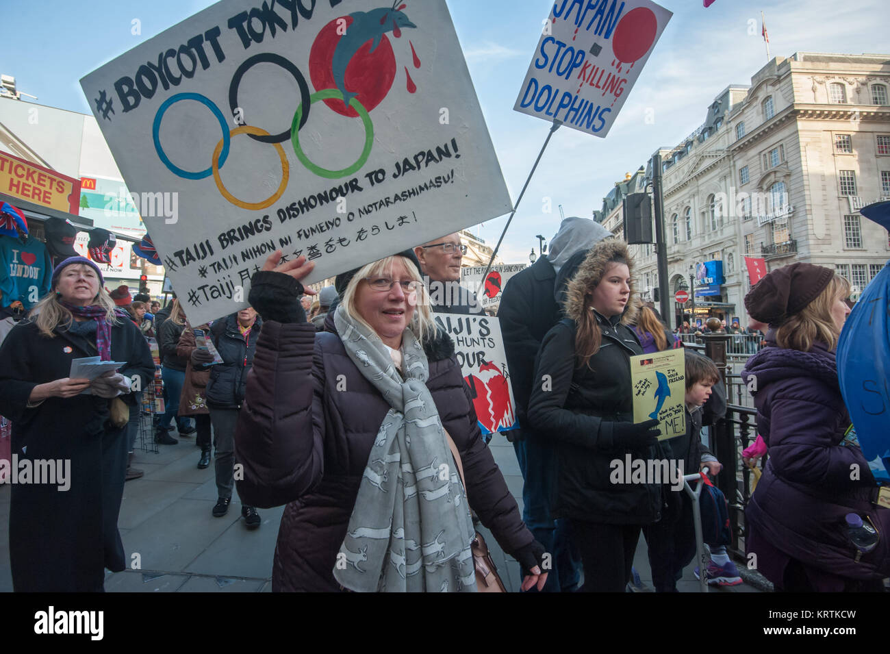 Eine Frau hält ein Plakat Aufruf für einen Boykott der Olympischen Spiele 2020 in Tokio im März an die japanische Botschaft gegen jährliche Abschlachten von Delphinen in Taiji am Piccadilly Circus. Stockfoto