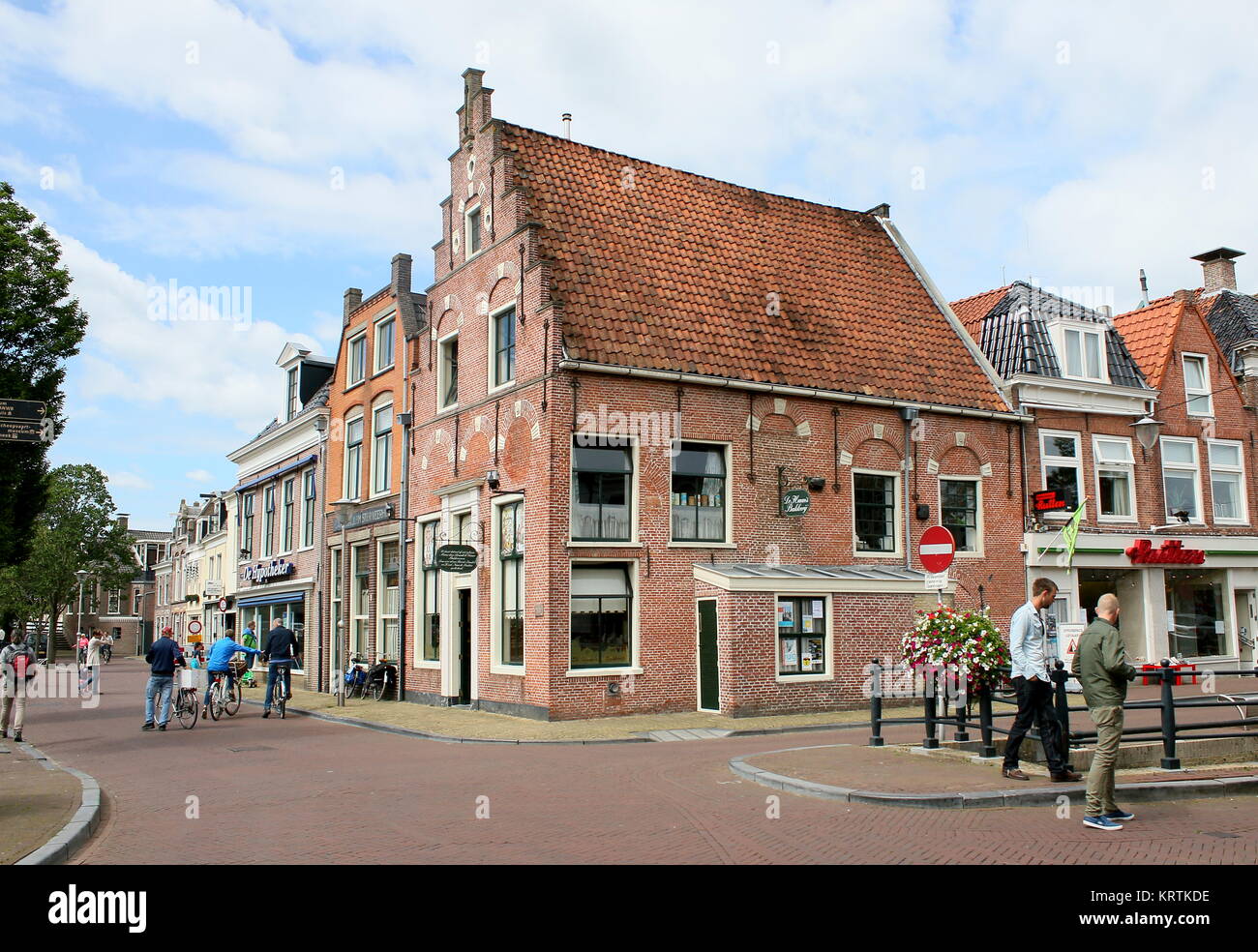 Mittelalterliche Häuser entlang Zuidend Canal, Innere Stadt der friesischen Stadt Sneek, Niederlande Stockfoto
