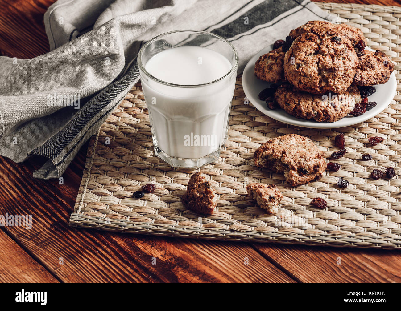 Milch mit Haferflocken Cookies Stockfoto