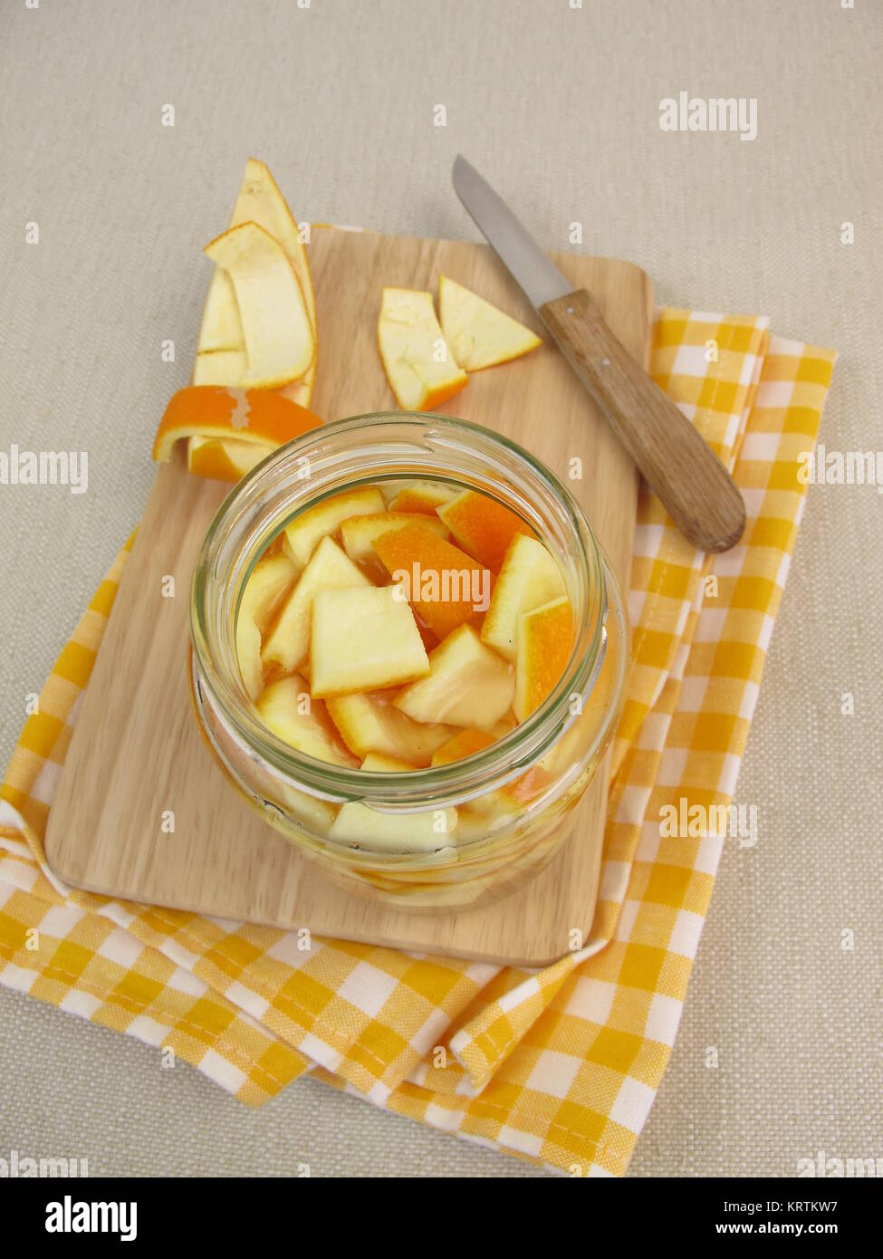 Hausgemachte Bio Reiniger mit Orangenschale und Essig Stockfoto