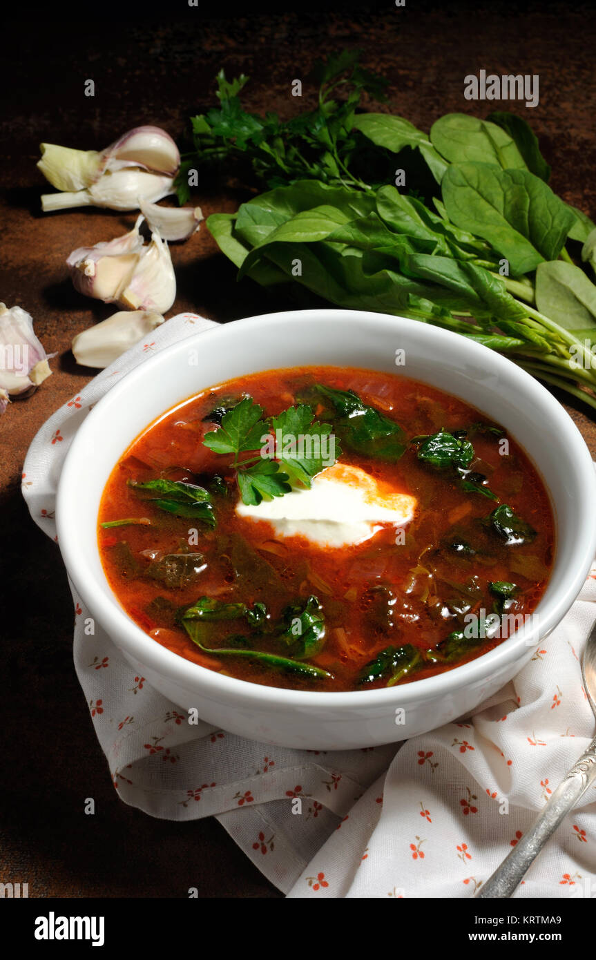 Gemüse Schüssel Tomatensuppe mit Spinat und Sauerrahm. Vertikale erschossen. Stockfoto