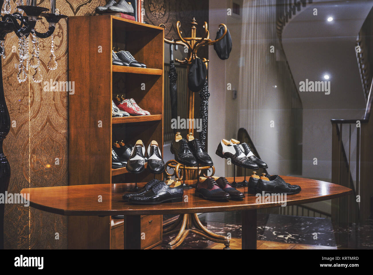 Luxus Schuhe in einem Mann Boutique Stockfotografie - Alamy