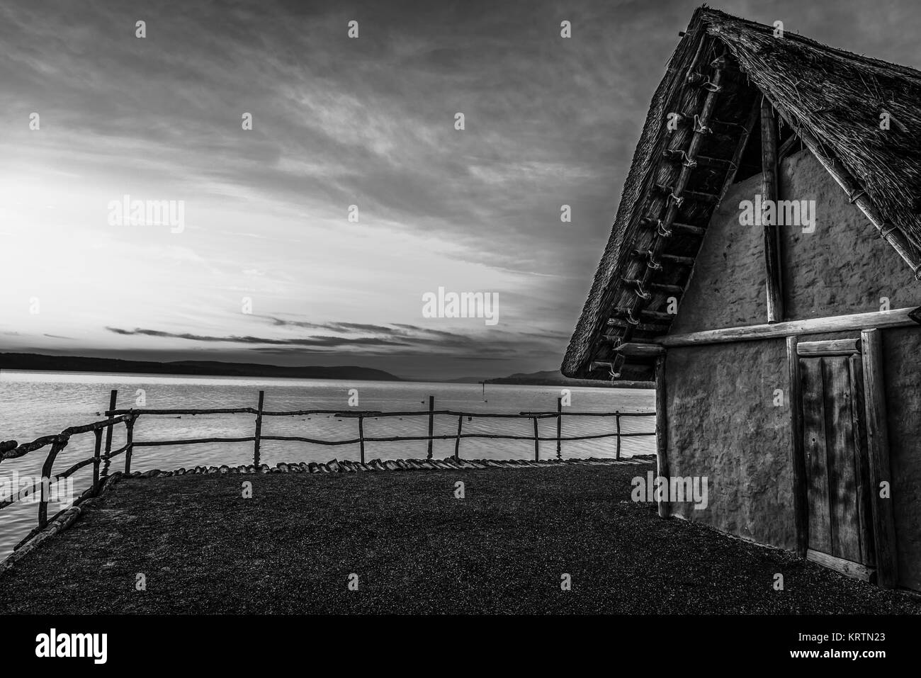 Schwarze und weiße Fischerhütte bei Sonnenuntergang Stockfoto