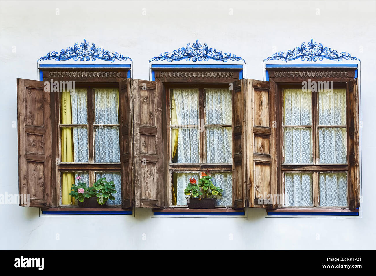 Windows eines alten Hauses Stockfoto