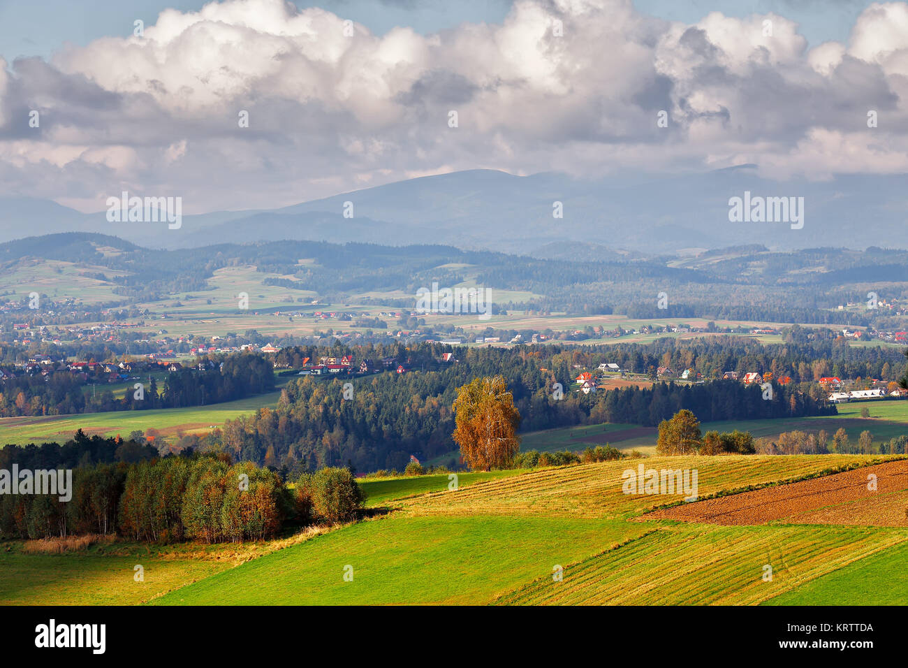 Polen Herbst Hügel. Sonnigen Oktobertag in Bergdorf Stockfoto