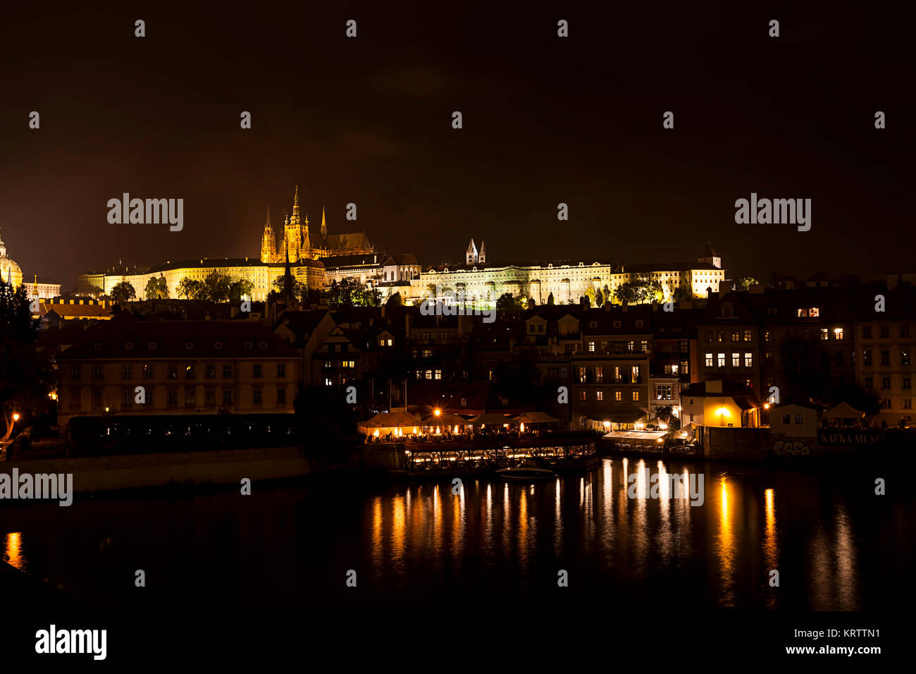 Nacht Panorama von Prag, tschechische Republik. Schloss, die St. Vitus Kathedrale und Moldau Stockfoto