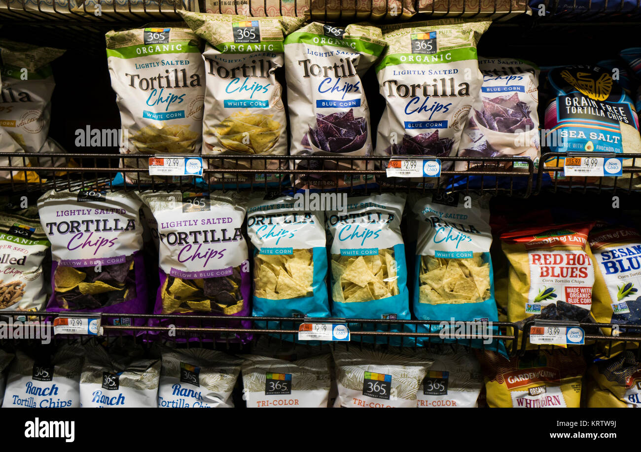 Tortilla Chips Pakete auf einem Regal im Whole Foods Supermarkt in New York City Stockfoto