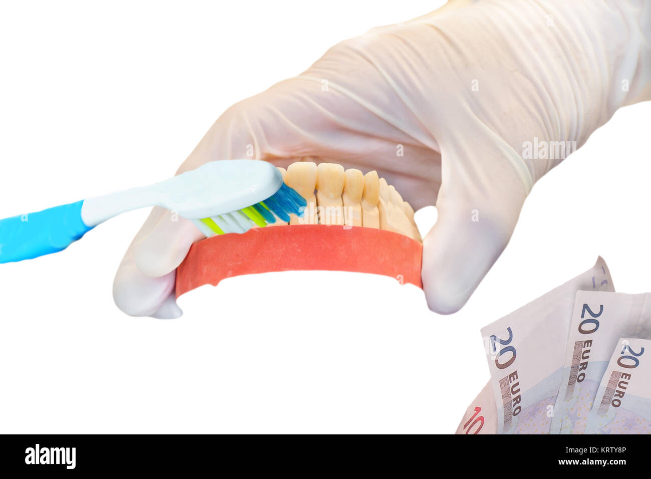 Zahnprothese, Zahnbürste und Euro Scheine, Fokus auf die künstlichen Zähne. Symbol für hohe zahnersatzkosten. Stockfoto