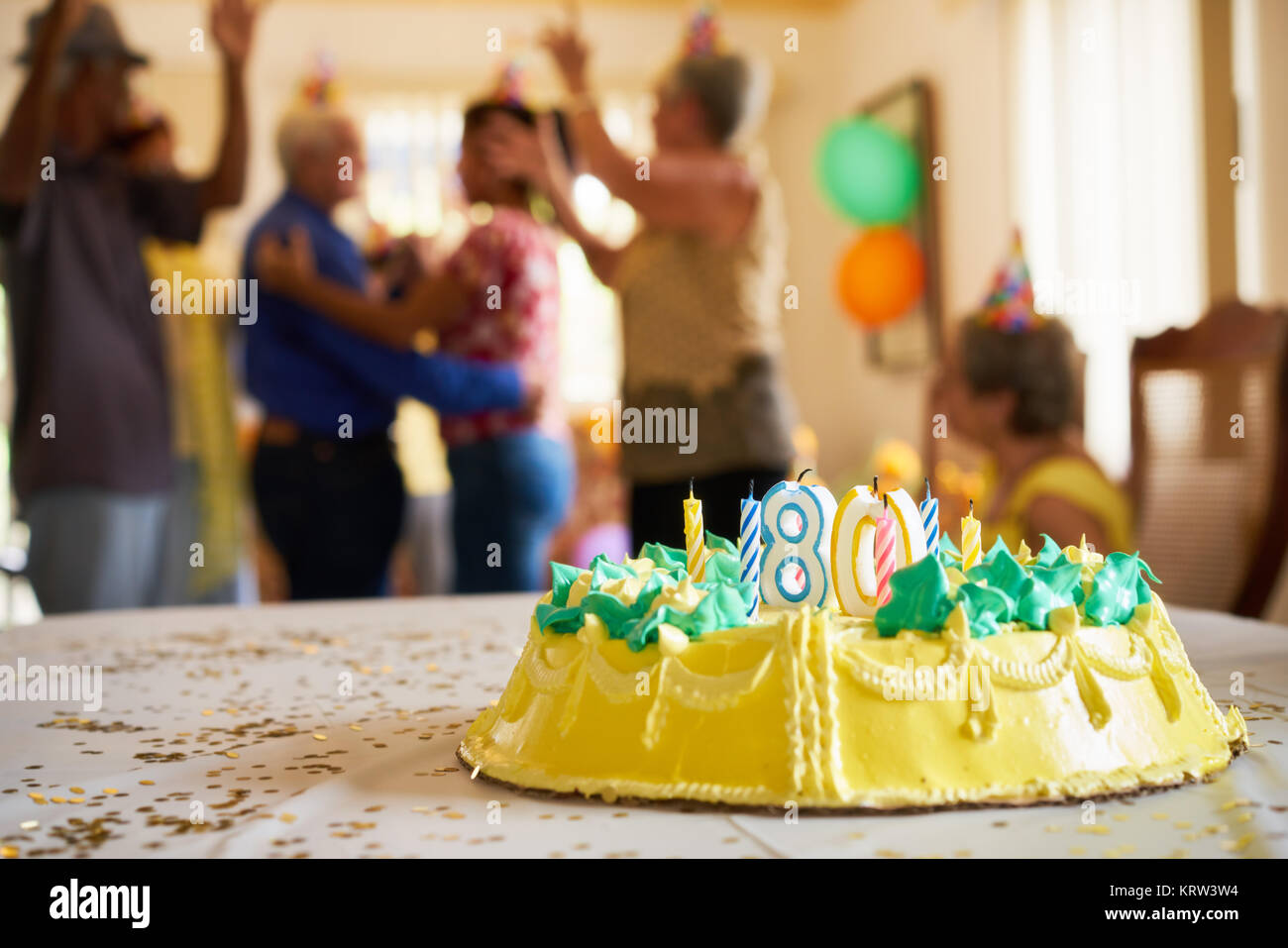 Feier 80. Geburtstag mit glücklichen Ältere Menschen im Hospiz Stockfoto