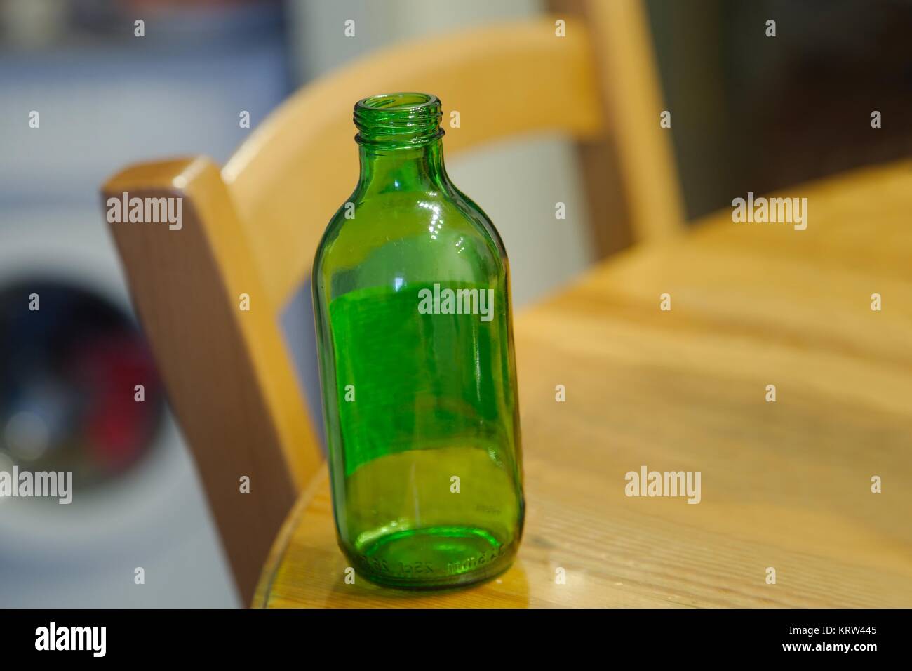 Leere Flasche auf Tisch Stockfoto