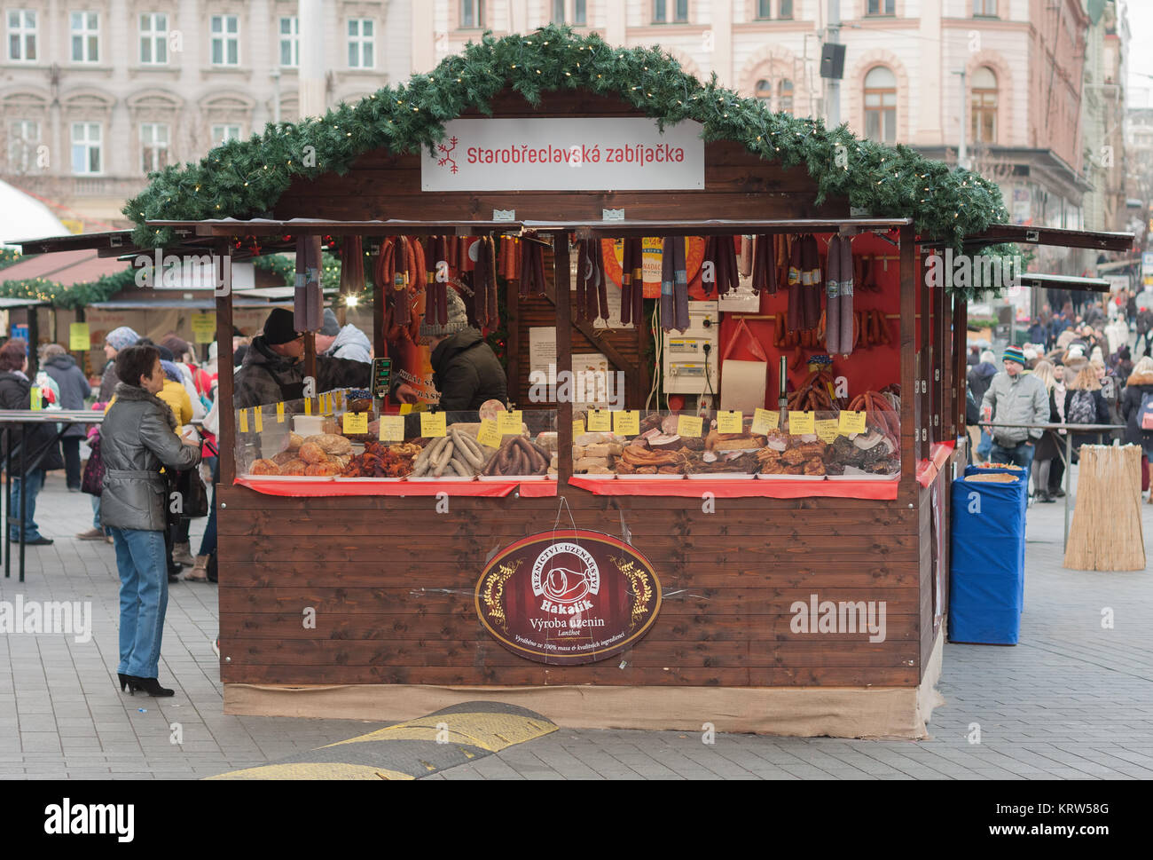 Brünn, Tschechische Republic-December 18,2017: Frau vertrieb Wurst am Weihnachtsmarkt am Platz der Freiheit am 18. Dezember 2017, Brünn, Tschechische Republik Stockfoto