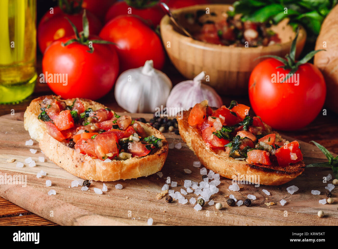 Zwei Bruschetta mit Tomaten Stockfoto