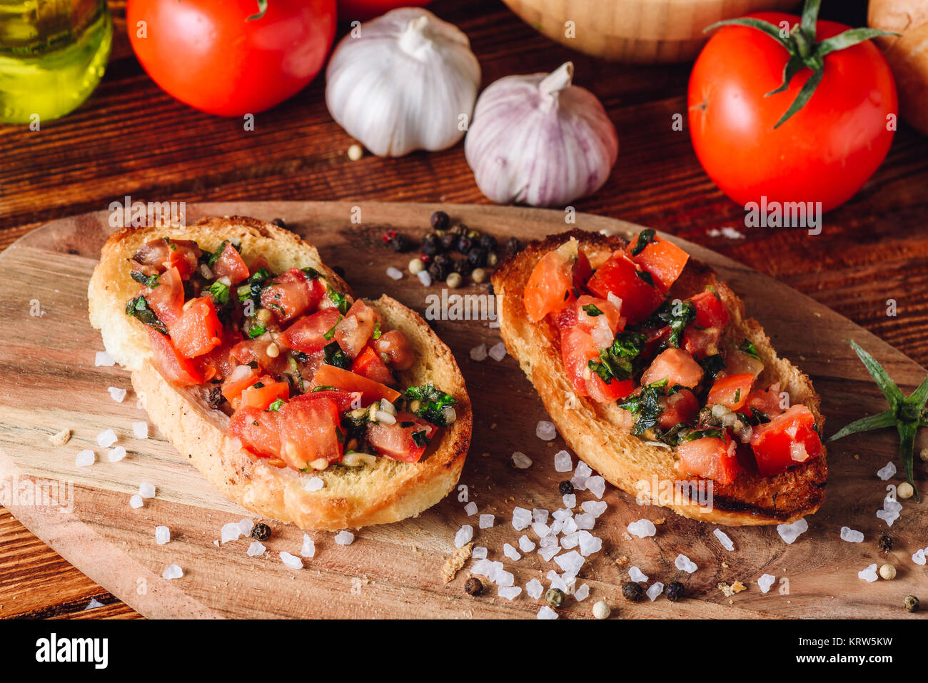 Klassische italienische Bruschetta mit Tomaten Stockfoto