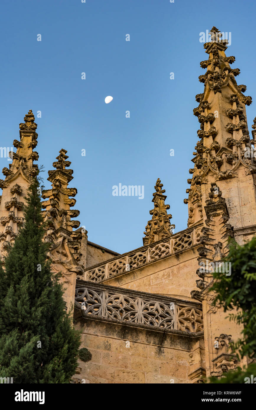 Am frühen Morgen des reich verzierten Türme des Doms in Segovia, Spanien mit blauem Himmel und der Mond Stockfoto