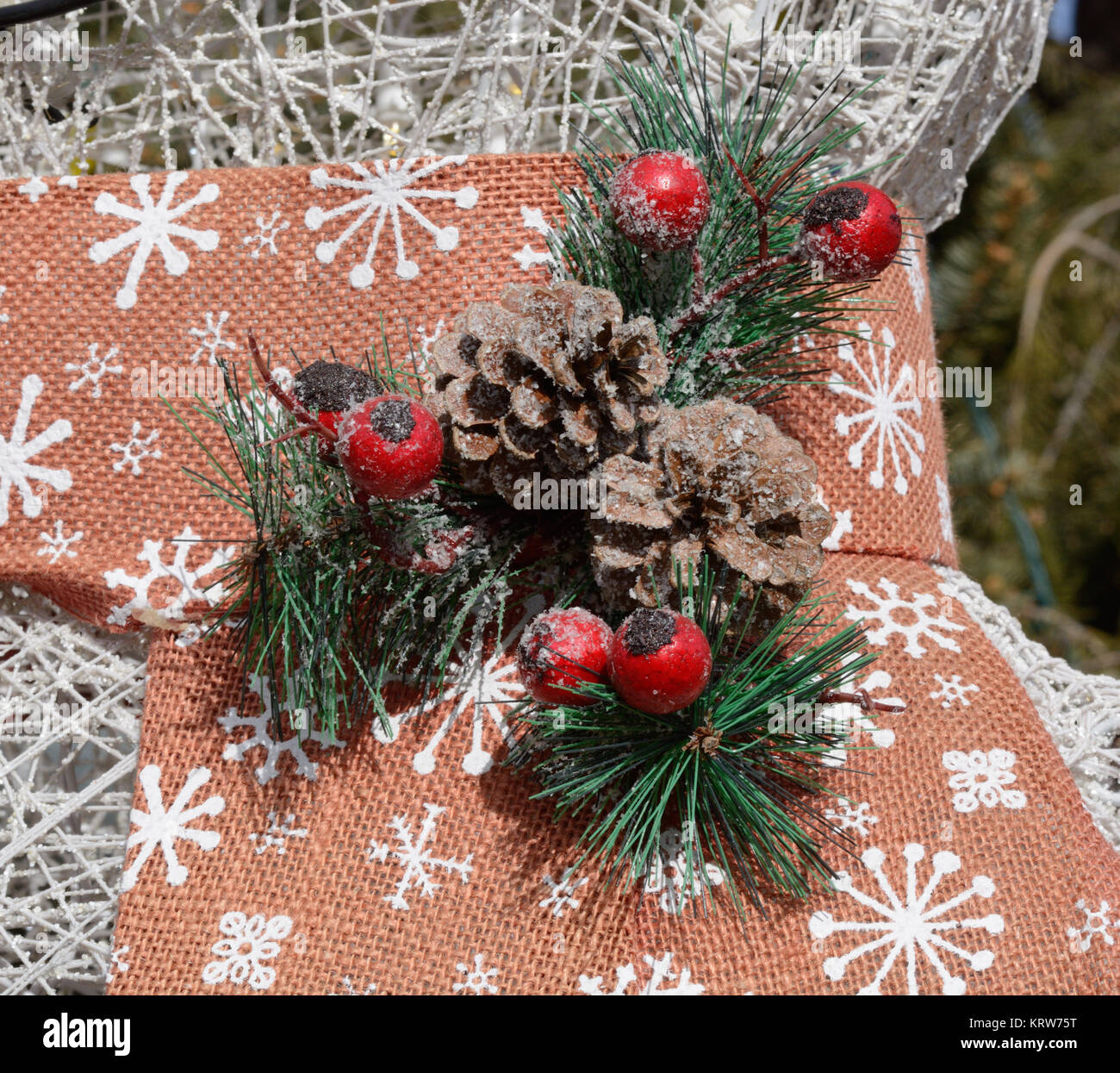 Nahaufnahme von hausgemachten Weihnachten pin aus Tannenzapfen, kiefer Blätter und Beeren auf Schal von Weihnachten rasen Dekoration Stockfoto