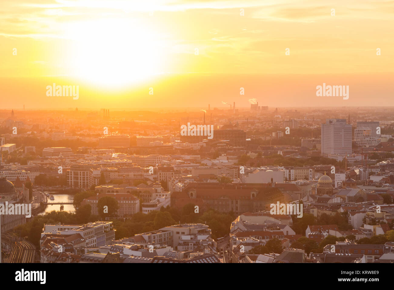 Aerial Blick über Berlin in romantischen farbenprächtigen Sonnenuntergang. Stockfoto