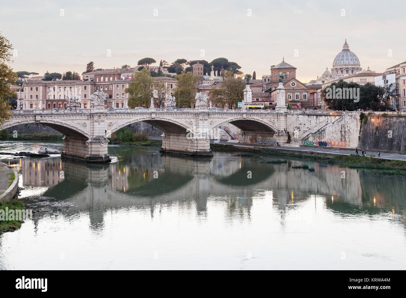 Skyline Roms mit Tiber und Brücke in der Dämmerung Stockfoto