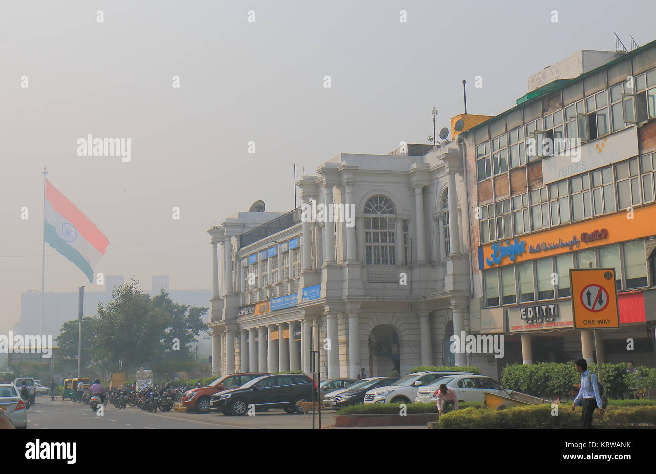 Menschen besuchen Connaught Place im Stadtzentrum von New Delhi Indien Stockfoto