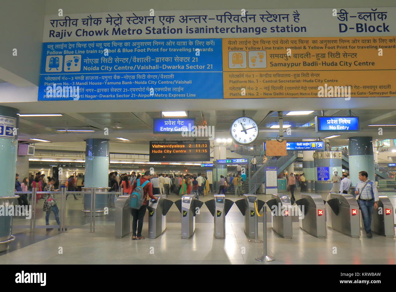 Die Menschen reisen an Rajiv Chowk U-Bahnhof New Delhi Indien Stockfoto