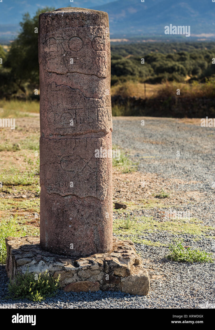 Römischer Meilenstein von neron. Die römischen Ruinen von Caparra sind auf der Weide Casablanca, unter den Bedingungen von Oliva de Plasencia und Guijo de Granad Stockfoto