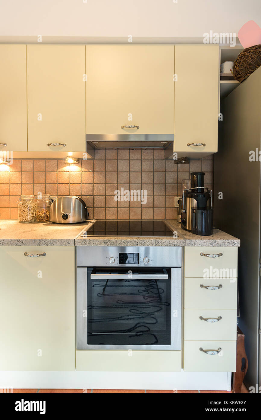 Eine moderne Küche mit Laminat Schränke, Vitrinen, Toaster, Herd und entsaften. Stockfoto