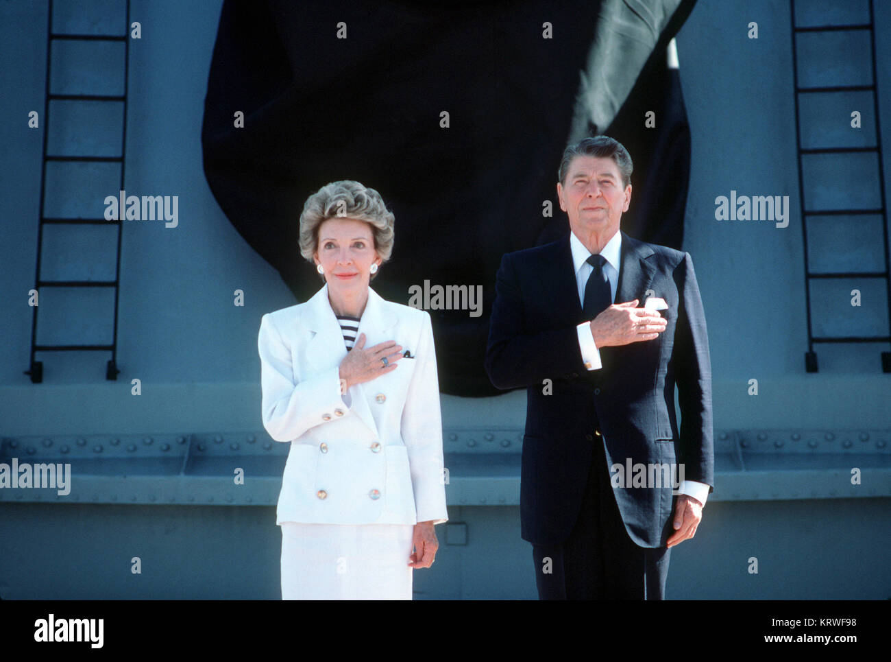 Präsident Ronald Reagan und Frau Grüßen der Flagge an Bord des Schlachtschiffes USS IOWA (BB 61) während der Internationalen Naval Review. Stockfoto