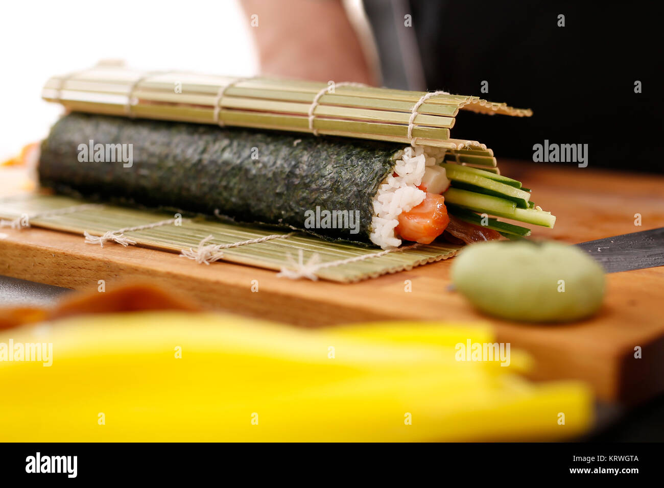 Mata bambusowa, przygotowywanie Sushi. Jak przygotowaÄ ‡ Sushi. Rolki canie SkrÄ™ Sushi w matÄ™ bambusowÄ… Stockfoto