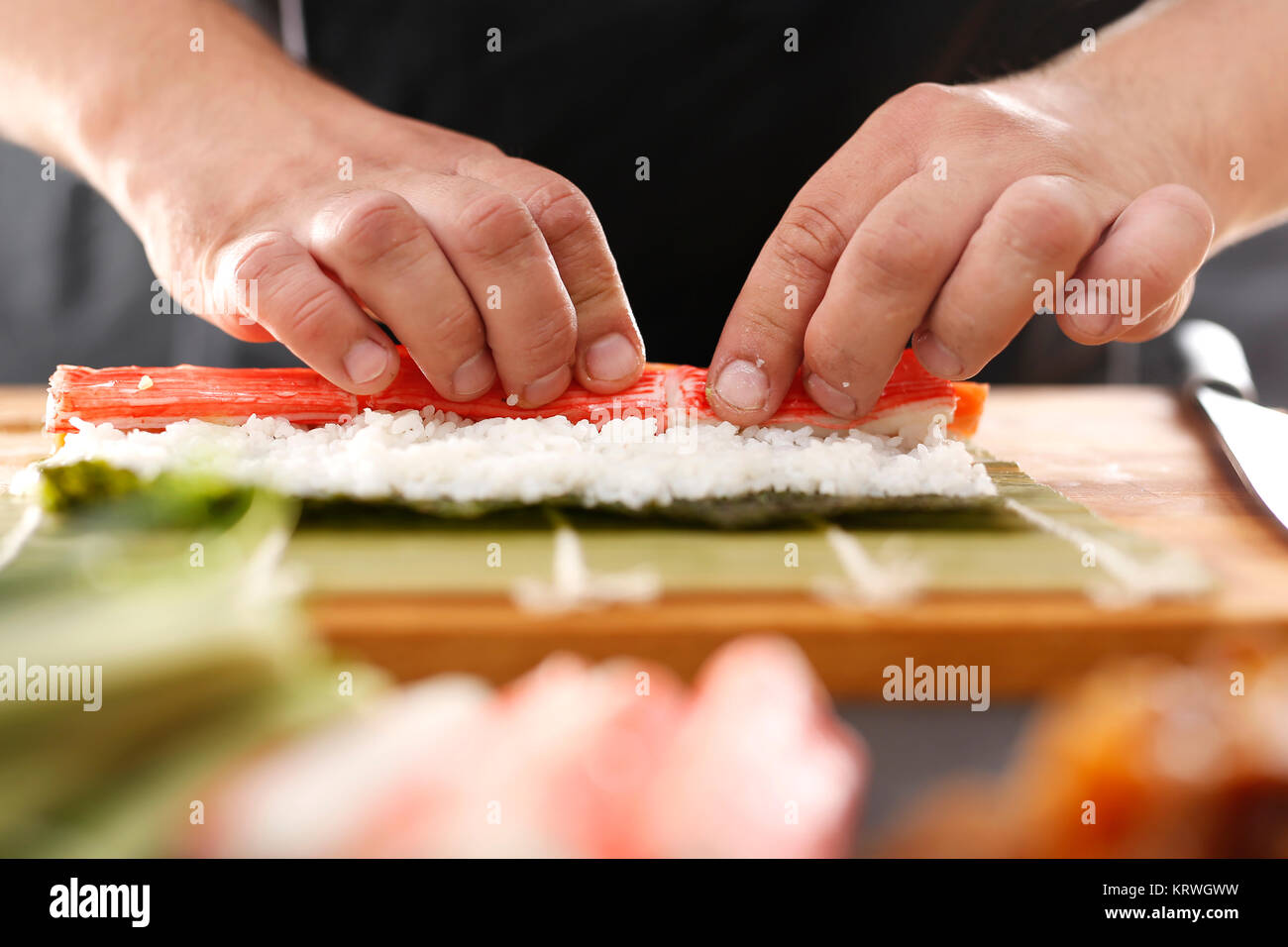 Sushi Meister przyrzÄ…dza futomaki. Restauracja japoÅ" Ska, Sushi Stockfoto