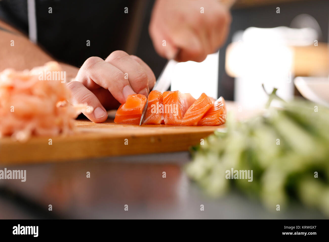 Sushi, etapy przygotowywania Sushi z Å', ososiem paluszkiem krabowym, ogÃ³rkiem tykwÄ… zawiniÄ™ Tego w glon Nori Stockfoto