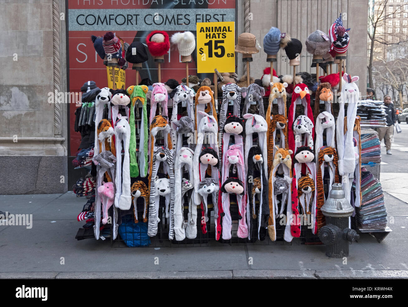 Ein stand direkt neben der Fifth Avenue in Manhattan Verkauf dumme Tier Hüte für 15 $. Stockfoto