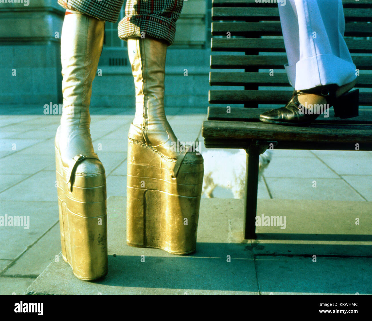 Platform shoes 70s -Fotos und -Bildmaterial in hoher Auflösung – Alamy